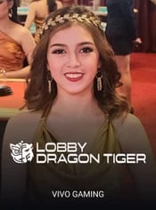 Croupière souriante en robe verte dans un lobby de casino live, jeu en direct Dragon Tiger par Vivo Gaming